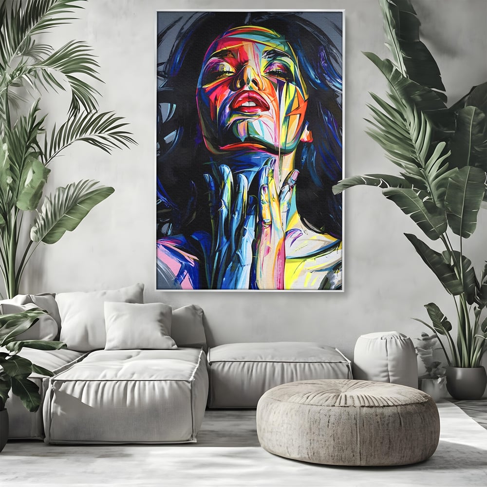 Tablou canvas cu tablou canvas cu femeie stilizata, in rama de aluminiu argintiu, pe perete intr-un living